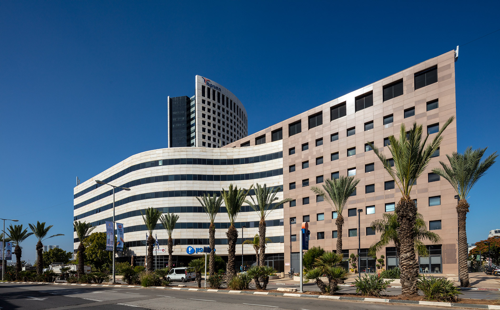 מחפשים משרדים להשכרה בבית אמות גבעתיים. טופ-לנד שיווק נדל''ן עסקי ...