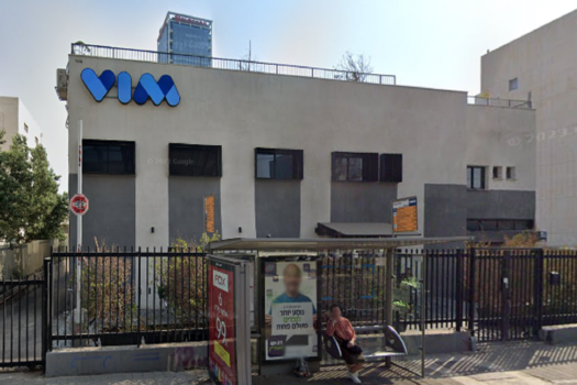 בניני בוטיק, במתחם יגאל אלון והסביבה