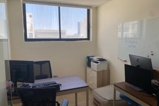 250 מ"ר, עשרה חדרים וחדר ישיבות,
